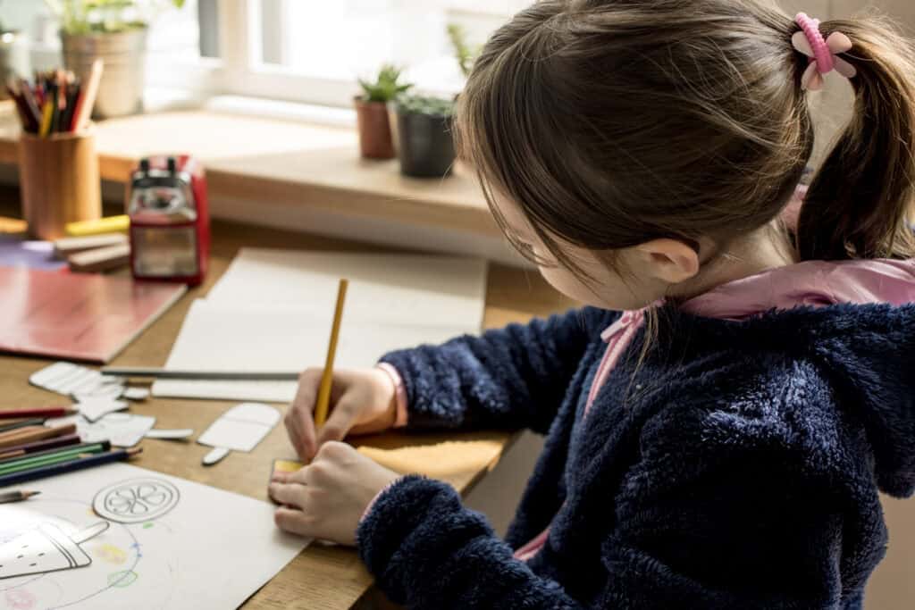 Niña aprendiendo y disfrutando en vacaciones escolares