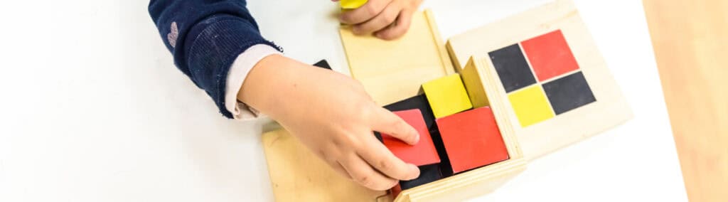 Niños usando cubos conectados para aprender sumas y restas en preescolar