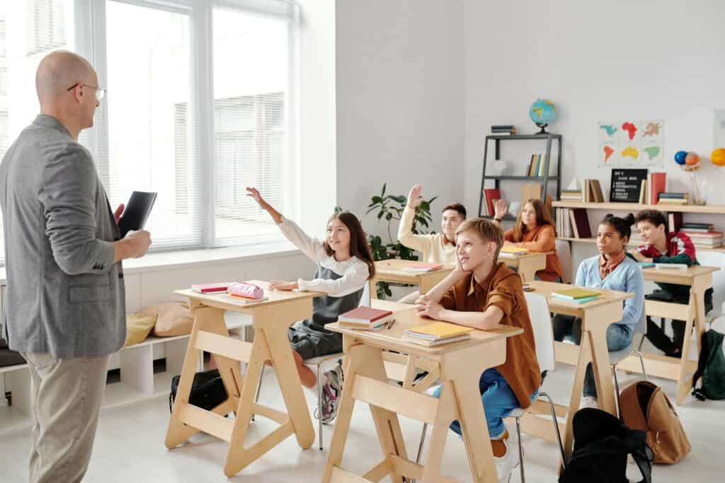 Docente realizando una actividad en el aula con grupo de niños