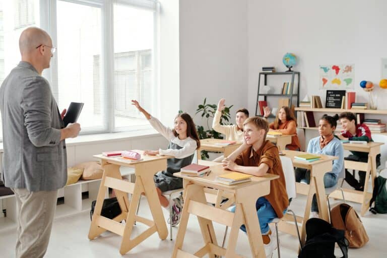 Docente realizando una actividad en el aula con grupo de niños