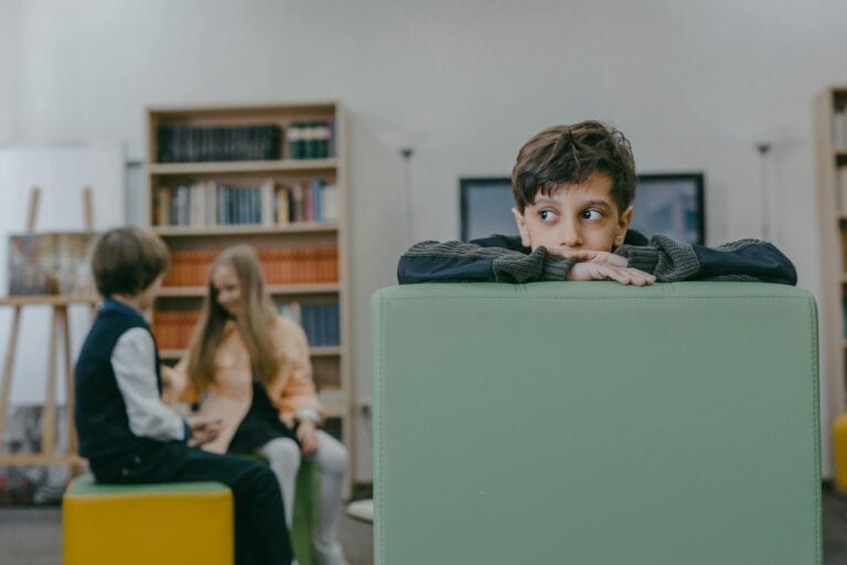 NIño en la escuela, sumido en sus pensamientos