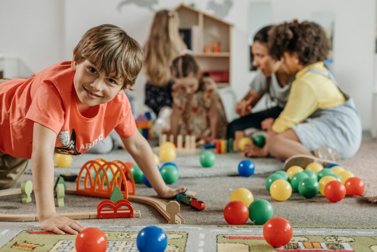 Niños jugando con manipulativos en el aula.